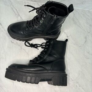 GUESS Black Platform Combat Boots – Chunky Sole, Side Zipper, Lace-Up Size 5